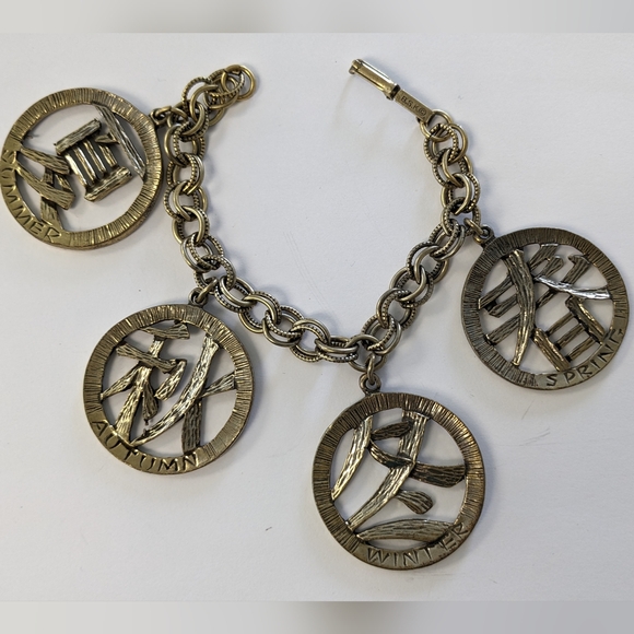 VTG SIGNED B.S.K.© GOLD TONE LARGE 4 SEASON CHARM BRACELET - Picture 1 of 11